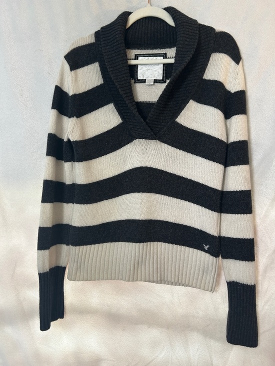 American Eagle Outfitters Sweaters - American Eagle Striped V-Neck Sweater in Gray & Cream-size Large